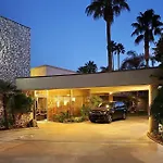 7 Springs Inn & Suites