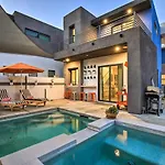 Luxe Palm Springs Home With Mountain-View Pool Deck