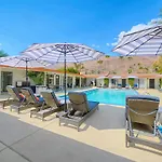 Little Paradise Hotel