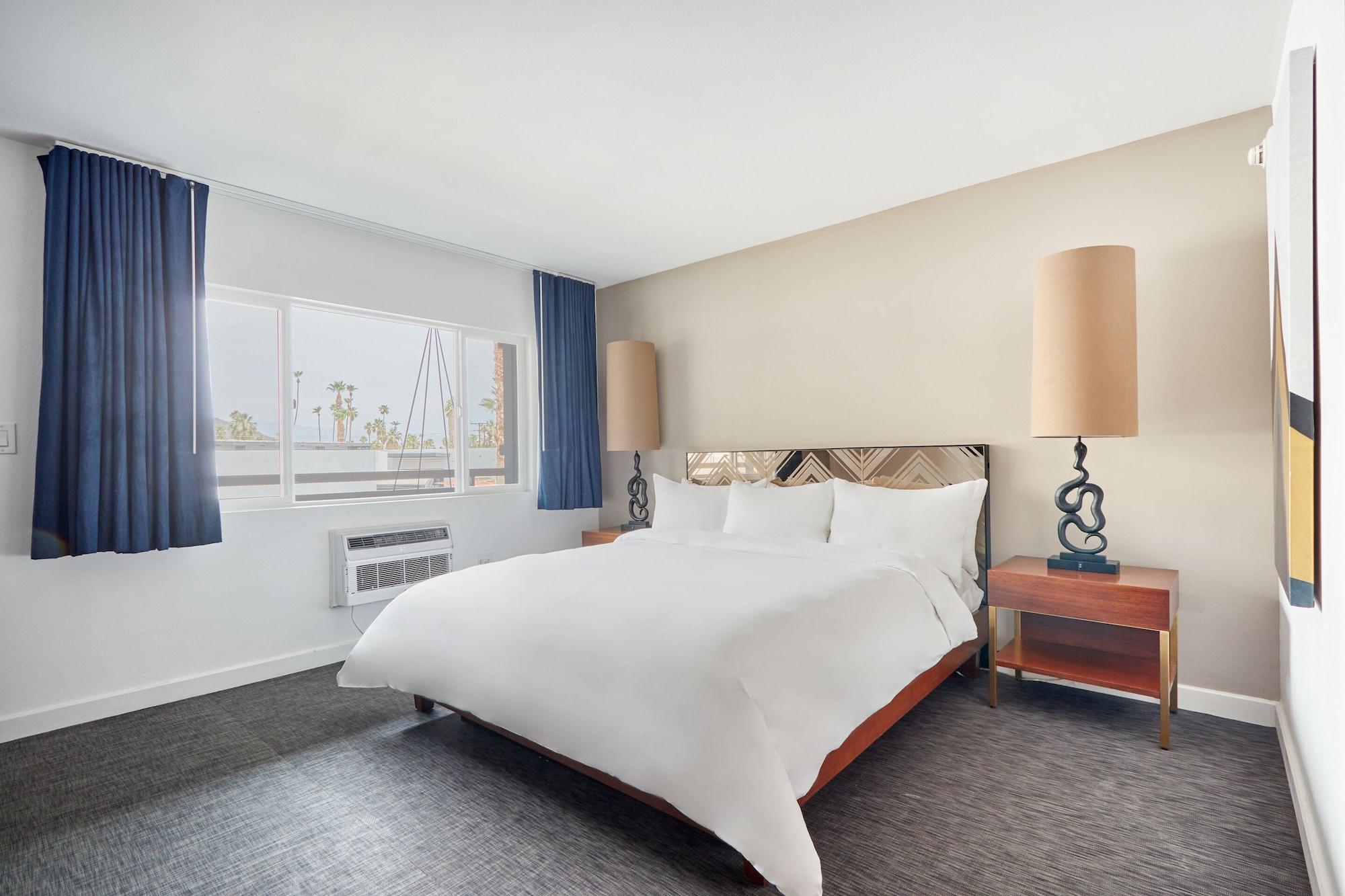 V Hotel 4*