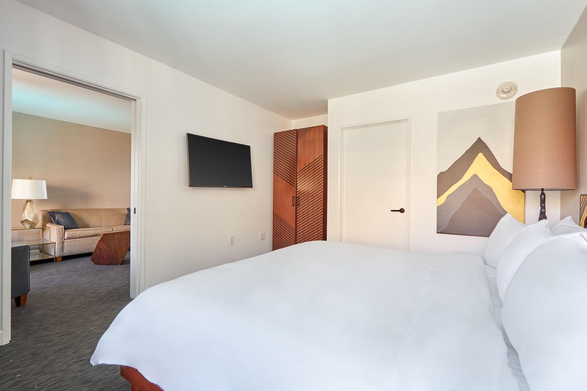 V 4* Palm Springs