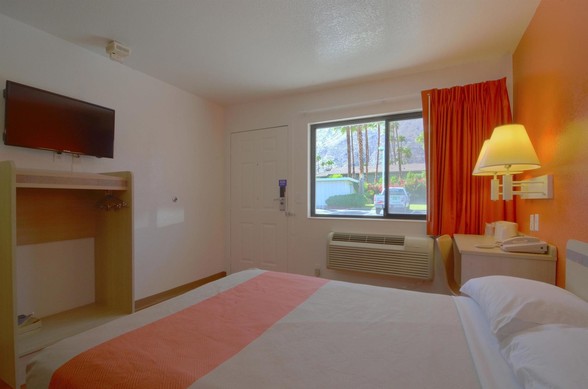 Hotel 6-palm Springs, Ca - East - Palm Canyon