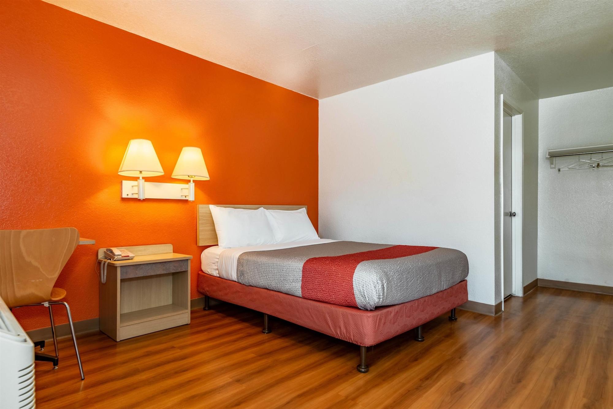 Hotel 6-palm Springs, Ca - East - Palm Canyon