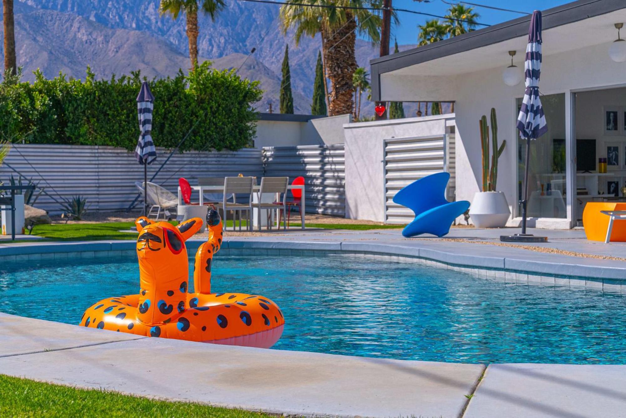 The Portrait House A Mid Century Hangout Holiday home Palm Springs