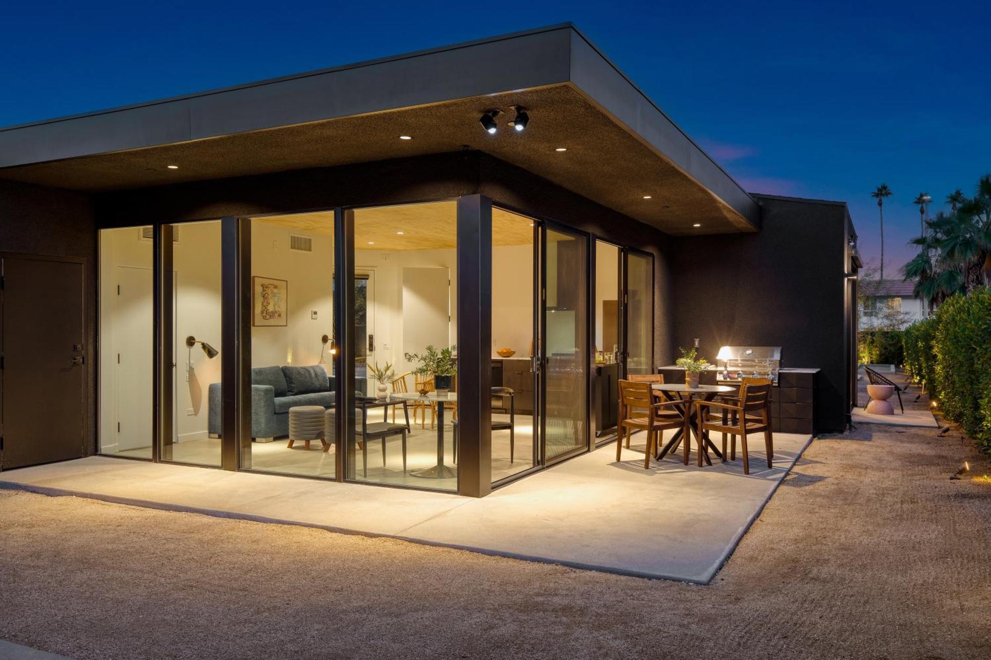 Hotel Blackhaus By Avantstay Ada Modern Rooms, Pool & Bbq