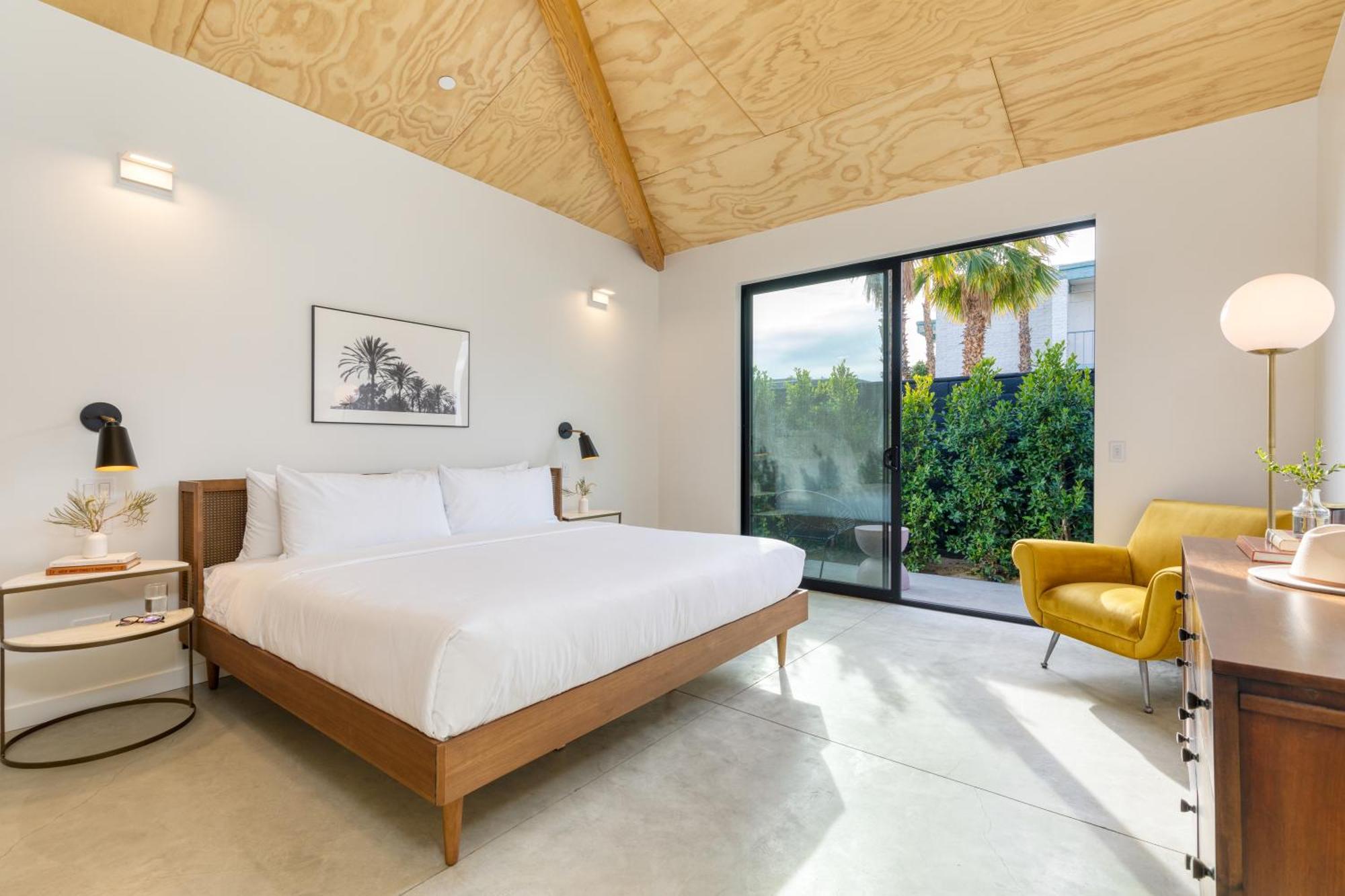 Blackhaus By Avantstay Ada Modern Rooms, Pool & Bbq Hotel