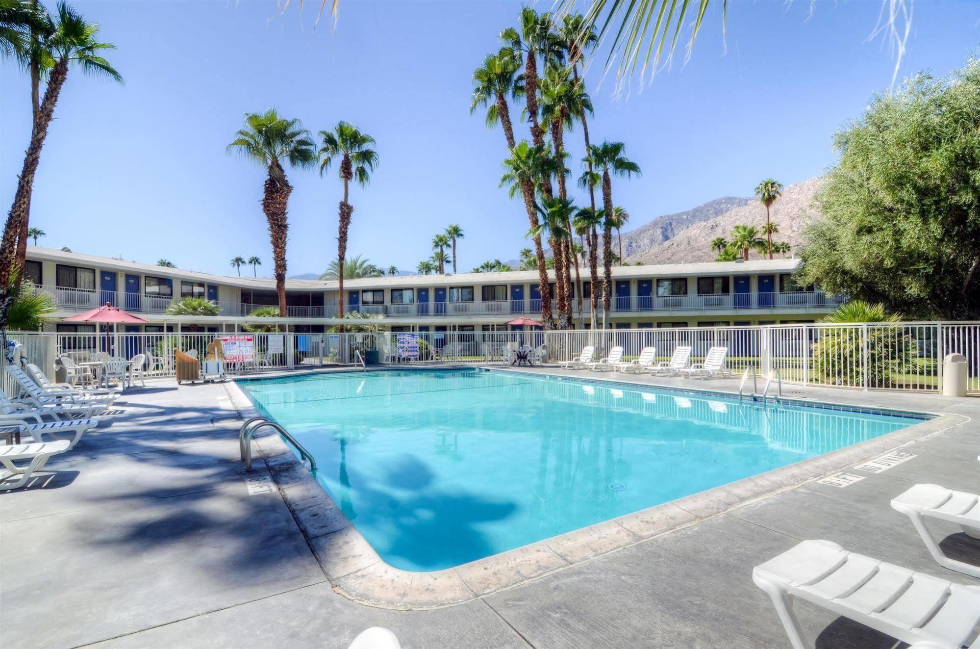 Hotel 6-palm Springs, Ca - East - Palm Canyon