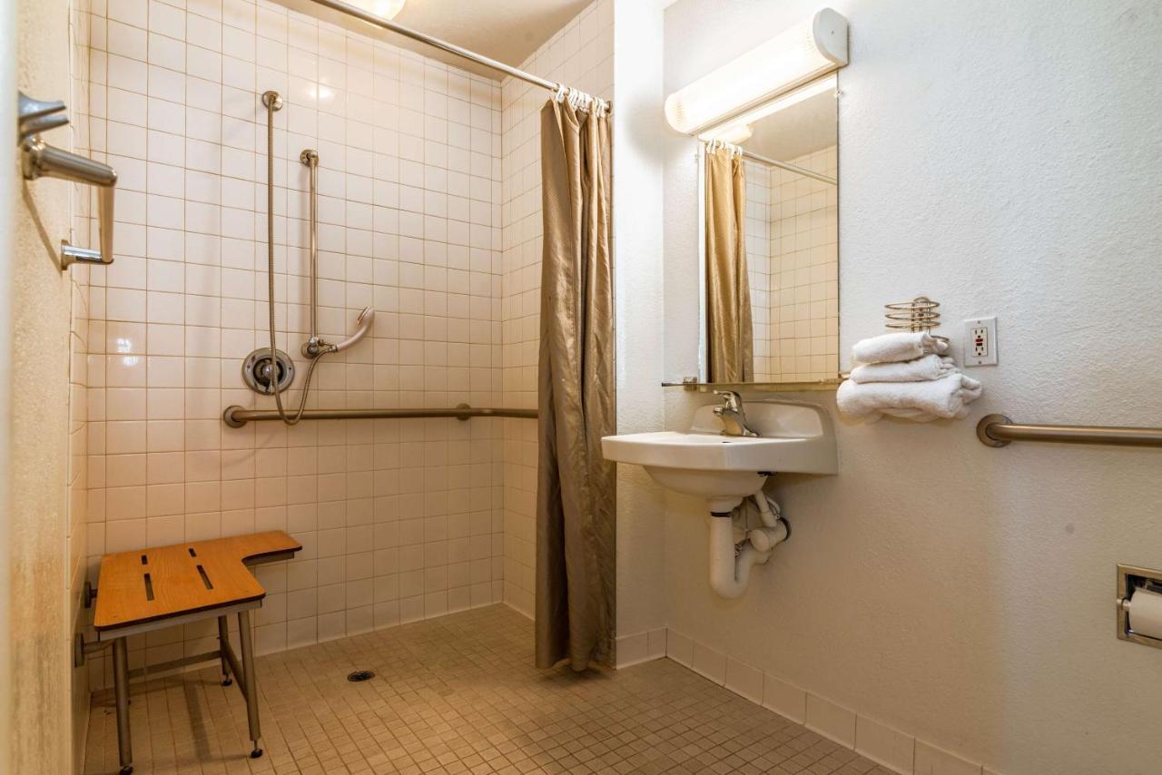 6-palm Springs, Ca - East - Palm Canyon 2*