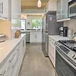 Palm Springs Home With Private Pool And Hot Tub!
