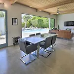 Palm Springs Home With Private Pool And Hot Tub!