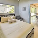 Palm Springs Home With Private Pool And Hot Tub!