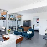 Mid-Century Palm Springs Bungalow With Patio!