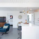 Mid-Century Palm Springs Bungalow With Patio!