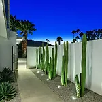 Hollywood Palms Estate- Ultra-Luxe, Pool, Spa, Firepit, Outdoor Kitchen & More
