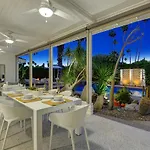 Ultra-Chic Luxe Mid-Century Estate- Resort Like Pool, Spa, Firepit, Outdoor Kitchen 3Bed/3Bath
