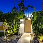 Ultra-Chic Luxe Mid-Century Estate- Resort Like Pool, Spa, Firepit, Outdoor Kitchen 3Bed/3Bath