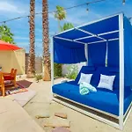 Private Pool And Putting Green Palm Springs Home!