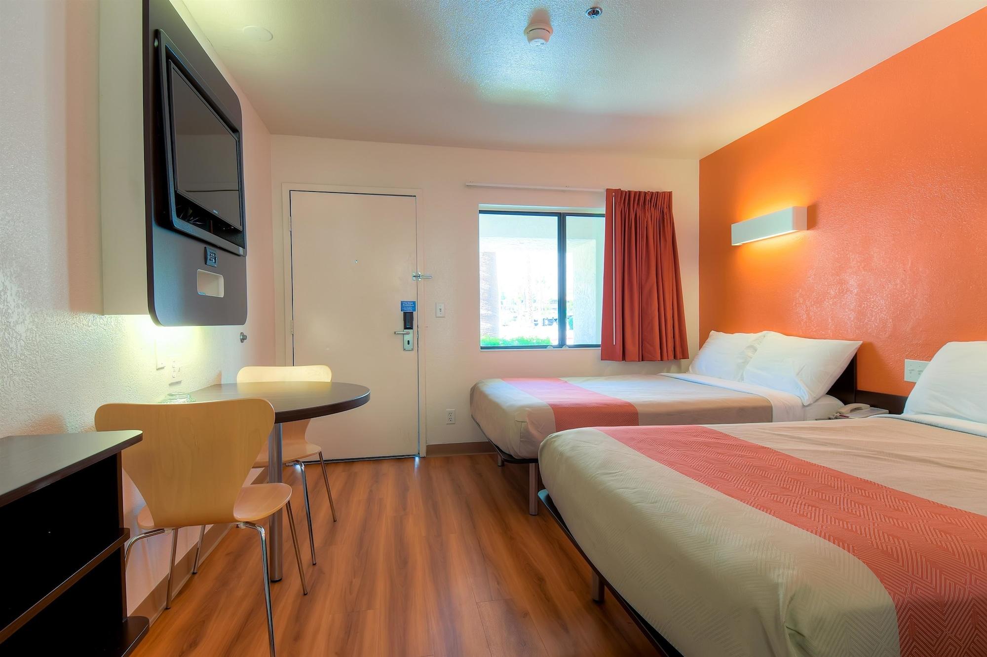 Hotel 6-palm Springs, Ca - Downtown Palm Springs