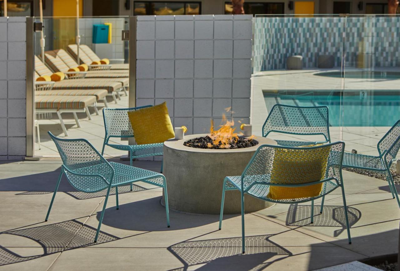Twin Palms - A Gay Men's * Palm Springs