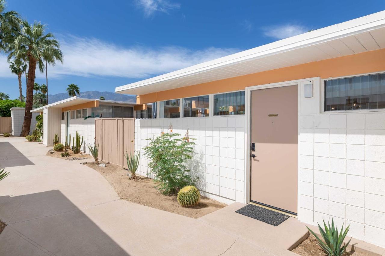 Mid-century With Patio!