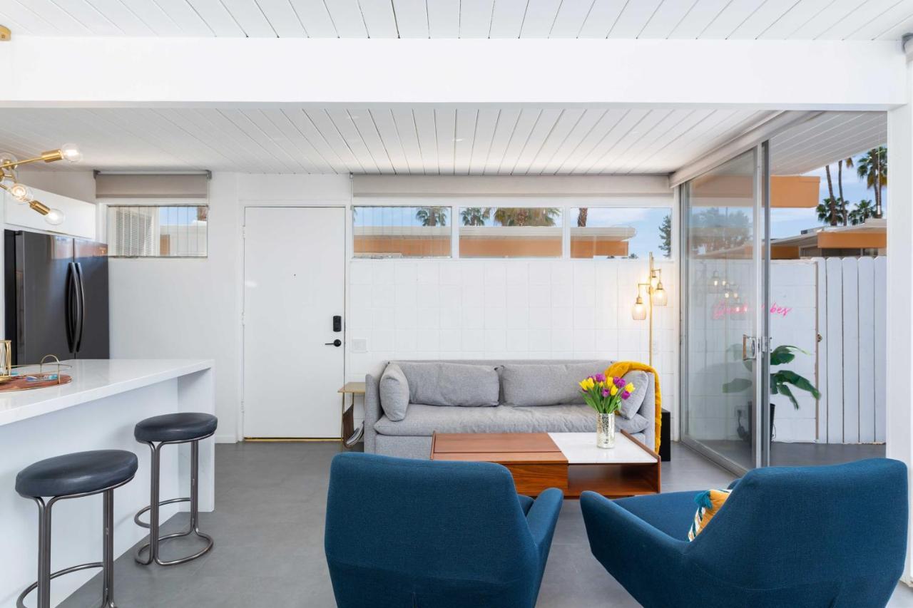 Mid-century With Patio!