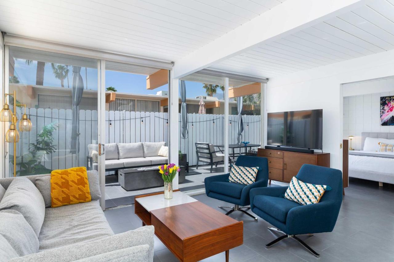 Mid-century With Patio! *
