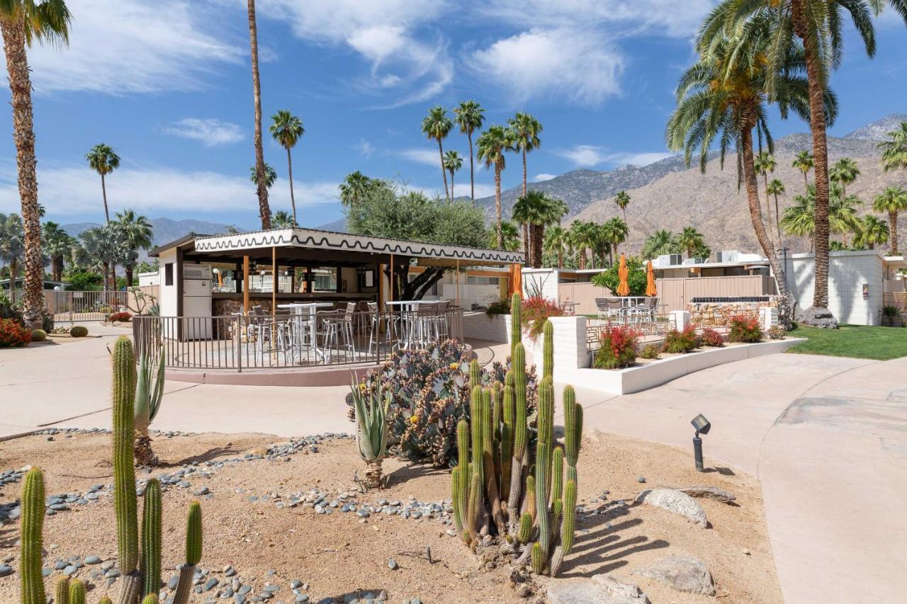 Apartment Mid-century With Patio! *