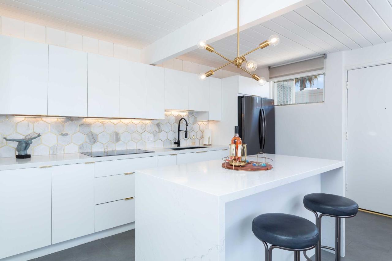 Mid-century With Patio!