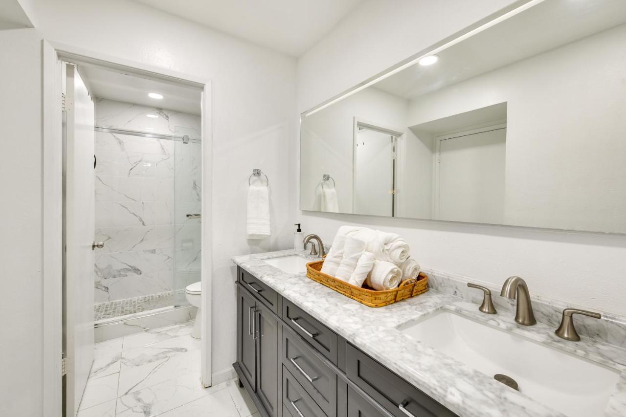Apartment Sleek With Patio And Perks Palm Springs