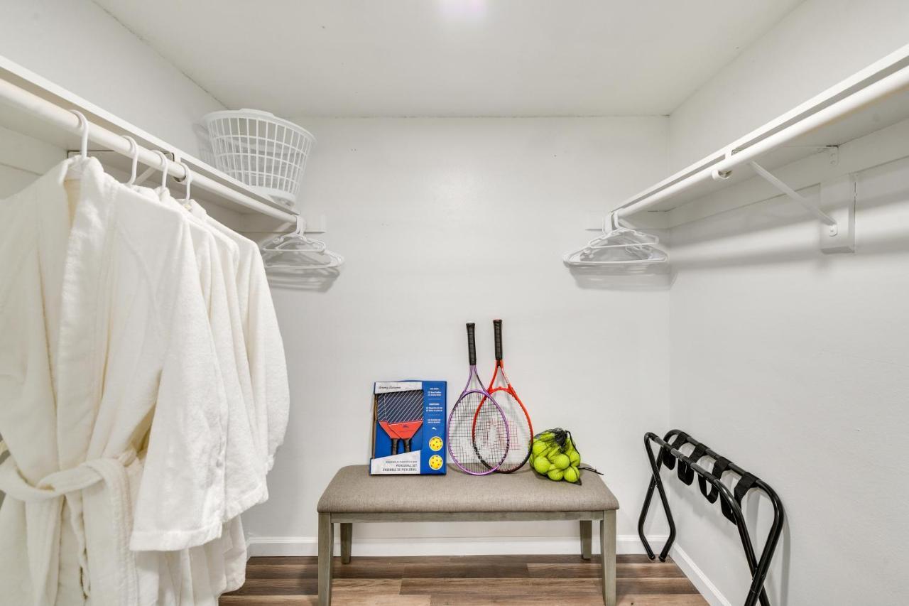 Apartment Sleek With Patio And Perks *