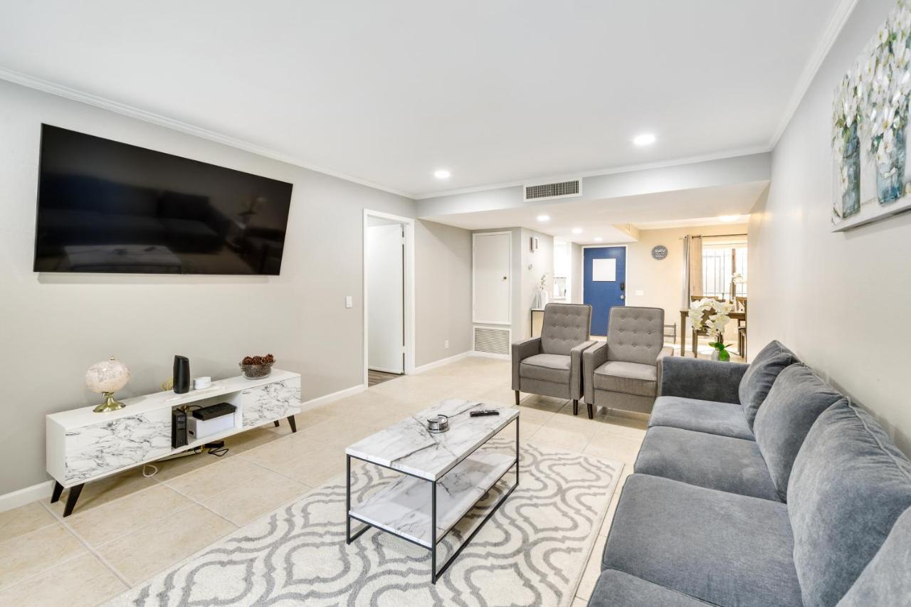 Sleek With Patio And Perks Apartment Palm Springs