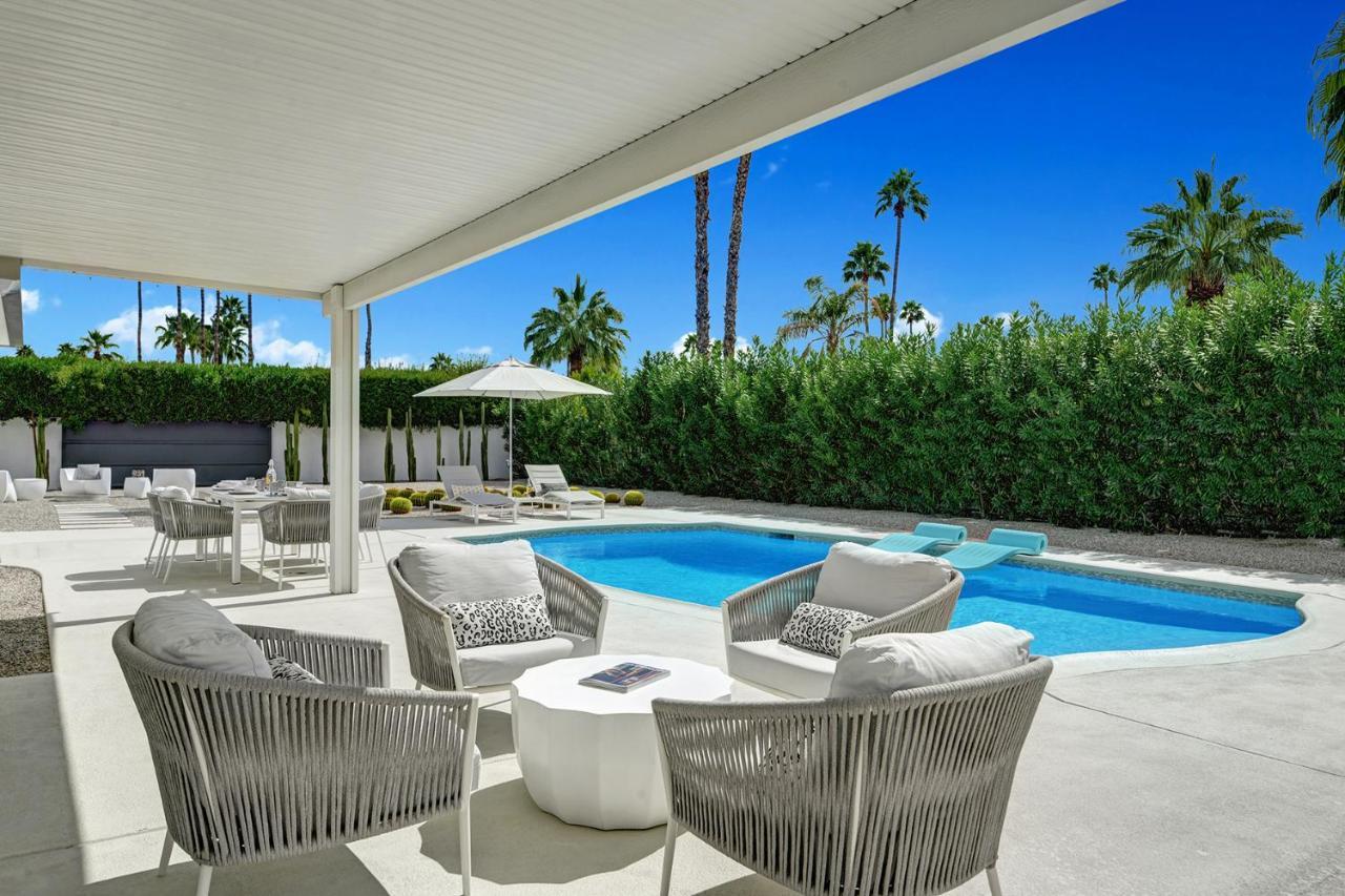 Hollywood Palms Estate- Ultra-luxe, Pool, Spa, Firepit, Outdoor Kitchen & Holiday home *
