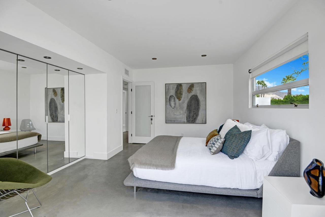 Hollywood Palms Estate- Ultra-luxe, Pool, Spa, Firepit, Outdoor Kitchen & Palm Springs