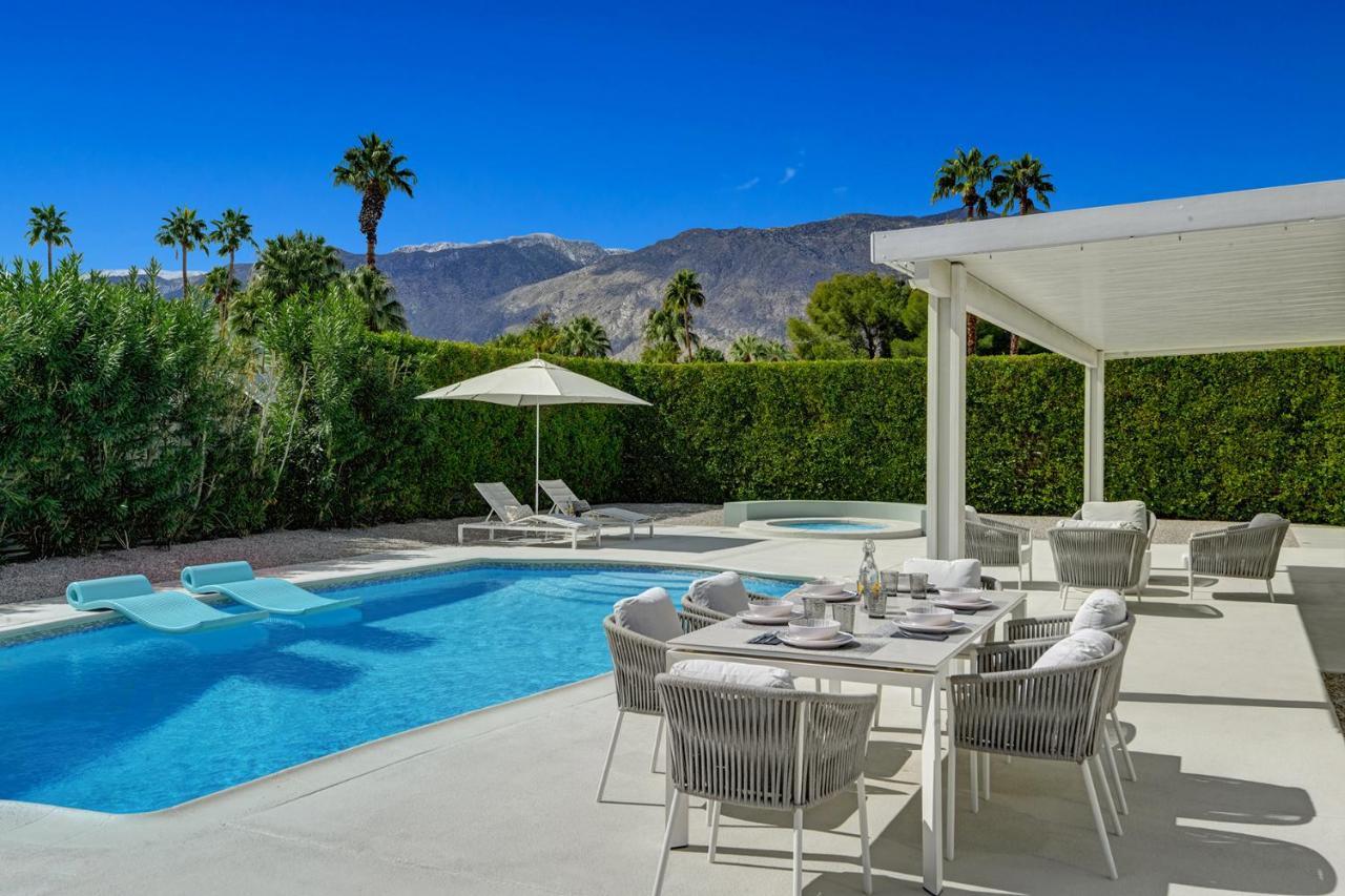 Hollywood Palms Estate- Ultra-luxe, Pool, Spa, Firepit, Outdoor Kitchen &