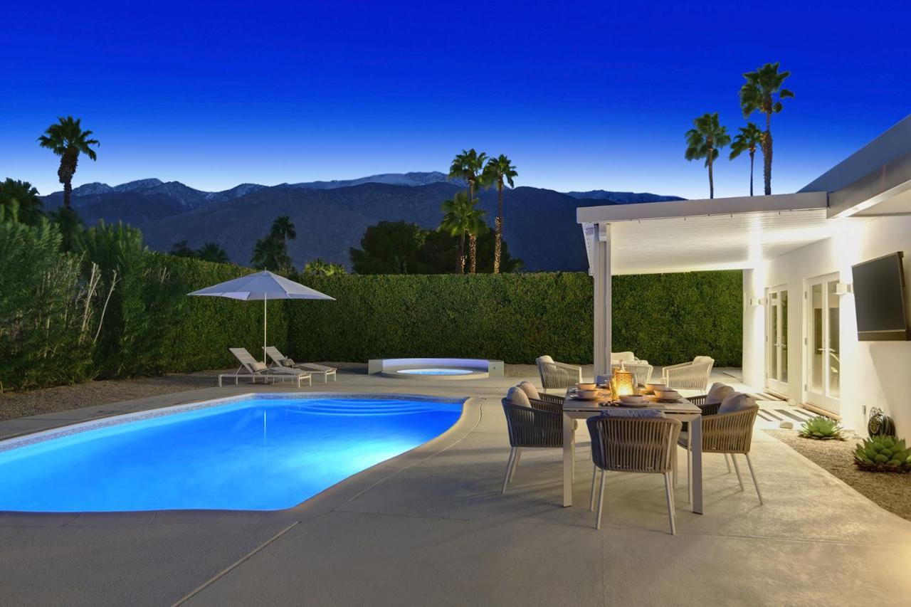 Holiday home Hollywood Palms Estate- Ultra-luxe, Pool, Spa, Firepit, Outdoor Kitchen & Palm Springs