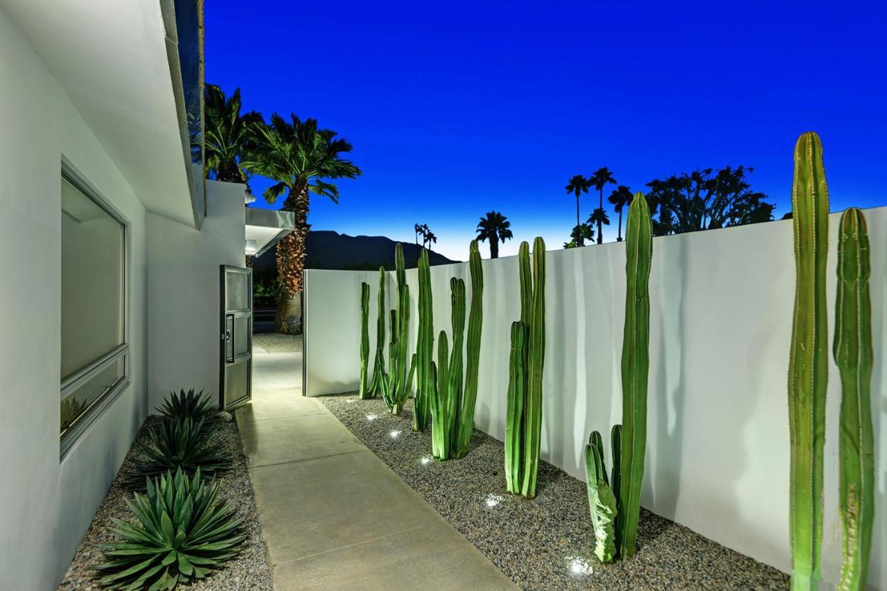 Hollywood Palms Estate- Ultra-luxe, Pool, Spa, Firepit, Outdoor Kitchen & Palm Springs