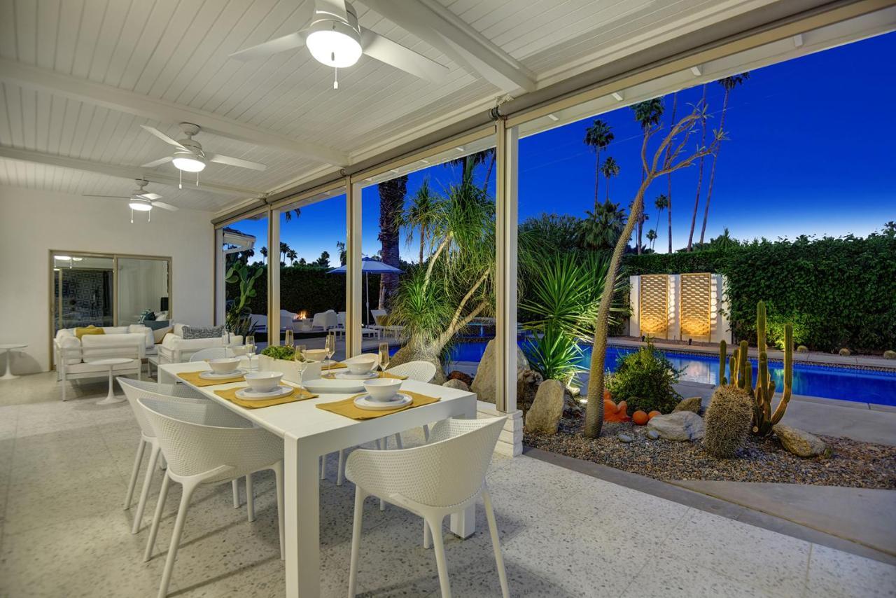 Ultra-chic Luxe Mid-century Estate- Like Pool, Spa, Firepit, Outdoor Kitchen 3bed/3bath Holiday home *