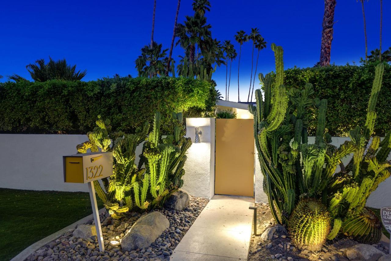 Ultra-chic Luxe Mid-century Estate- Like Pool, Spa, Firepit, Outdoor Kitchen 3bed/3bath *
