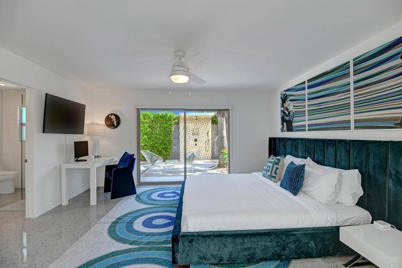 Ultra-chic Luxe Mid-century Estate- Like Pool, Spa, Firepit, Outdoor Kitchen 3bed/3bath Holiday home Palm Springs