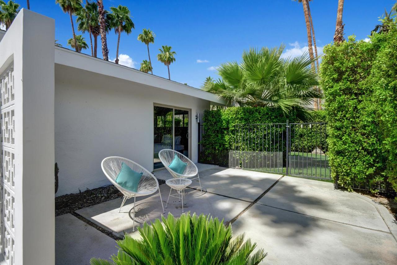 Ultra-chic Luxe Mid-century Estate- Like Pool, Spa, Firepit, Outdoor Kitchen 3bed/3bath Holiday home Palm Springs