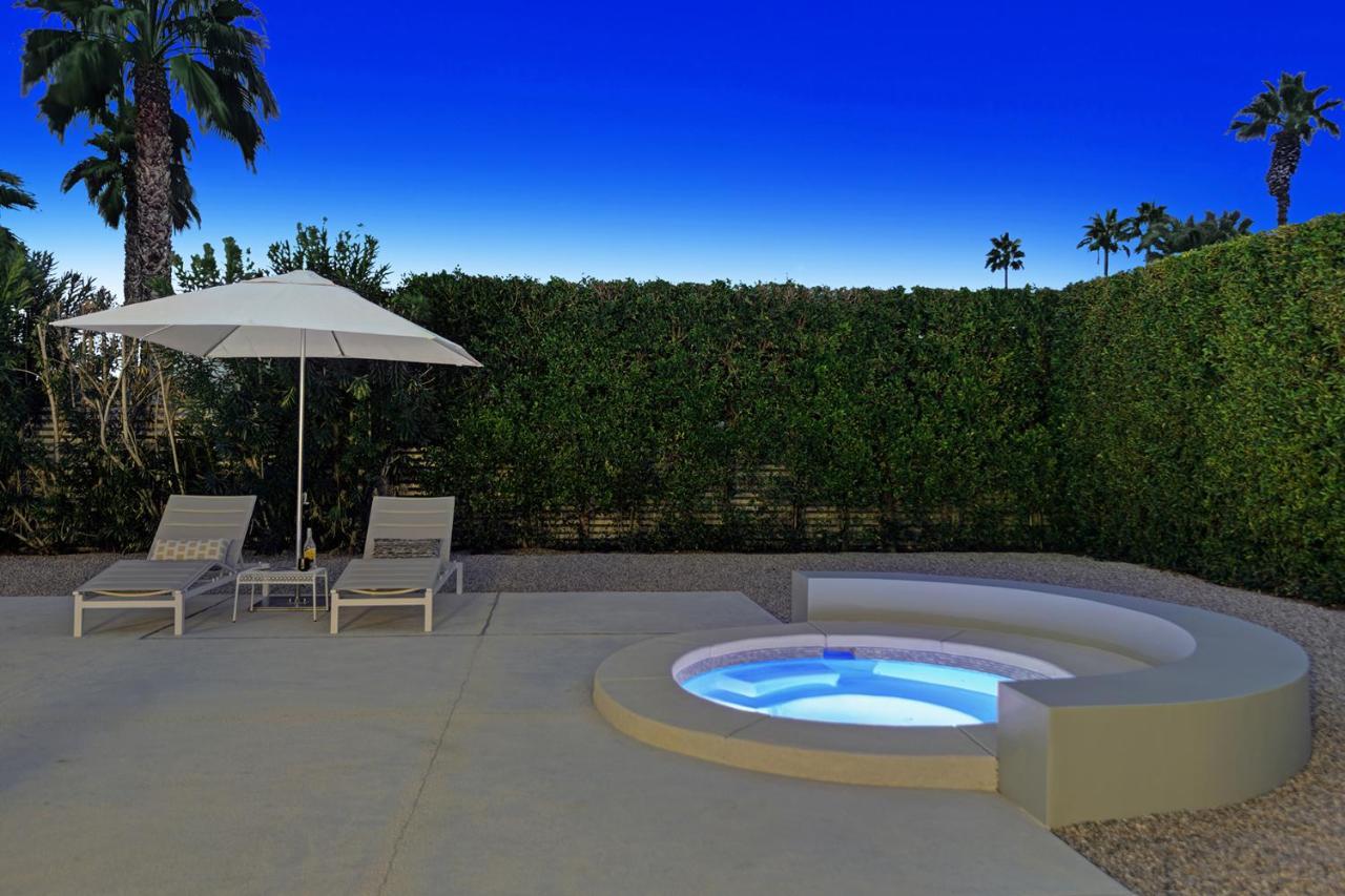 Hollywood Palms Estate- Ultra-luxe, Pool, Spa, Firepit, Outdoor Kitchen & Holiday home