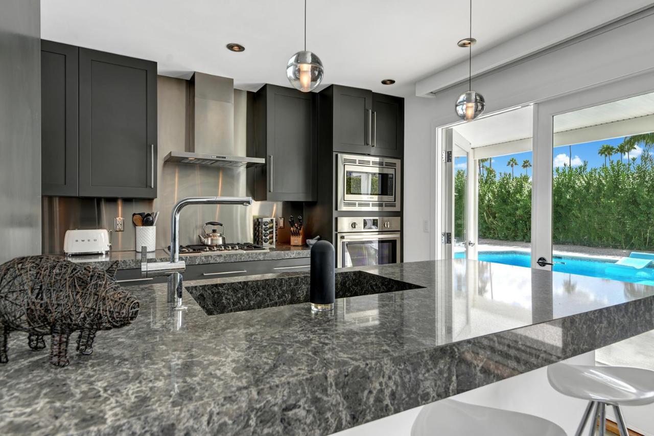 Hollywood Palms Estate- Ultra-luxe, Pool, Spa, Firepit, Outdoor Kitchen &
