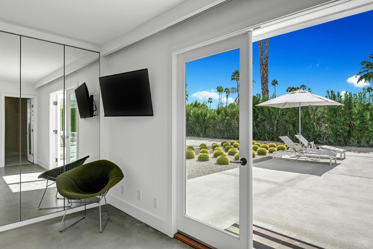 Hollywood Palms Estate- Ultra-luxe, Pool, Spa, Firepit, Outdoor Kitchen & * Palm Springs