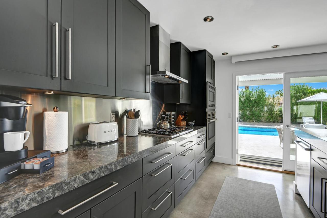 Hollywood Palms Estate- Ultra-luxe, Pool, Spa, Firepit, Outdoor Kitchen & Palm Springs