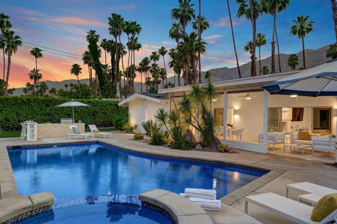 Ultra-chic Luxe Mid-century Estate- Like Pool, Spa, Firepit, Outdoor Kitchen 3bed/3bath Holiday home Palm Springs
