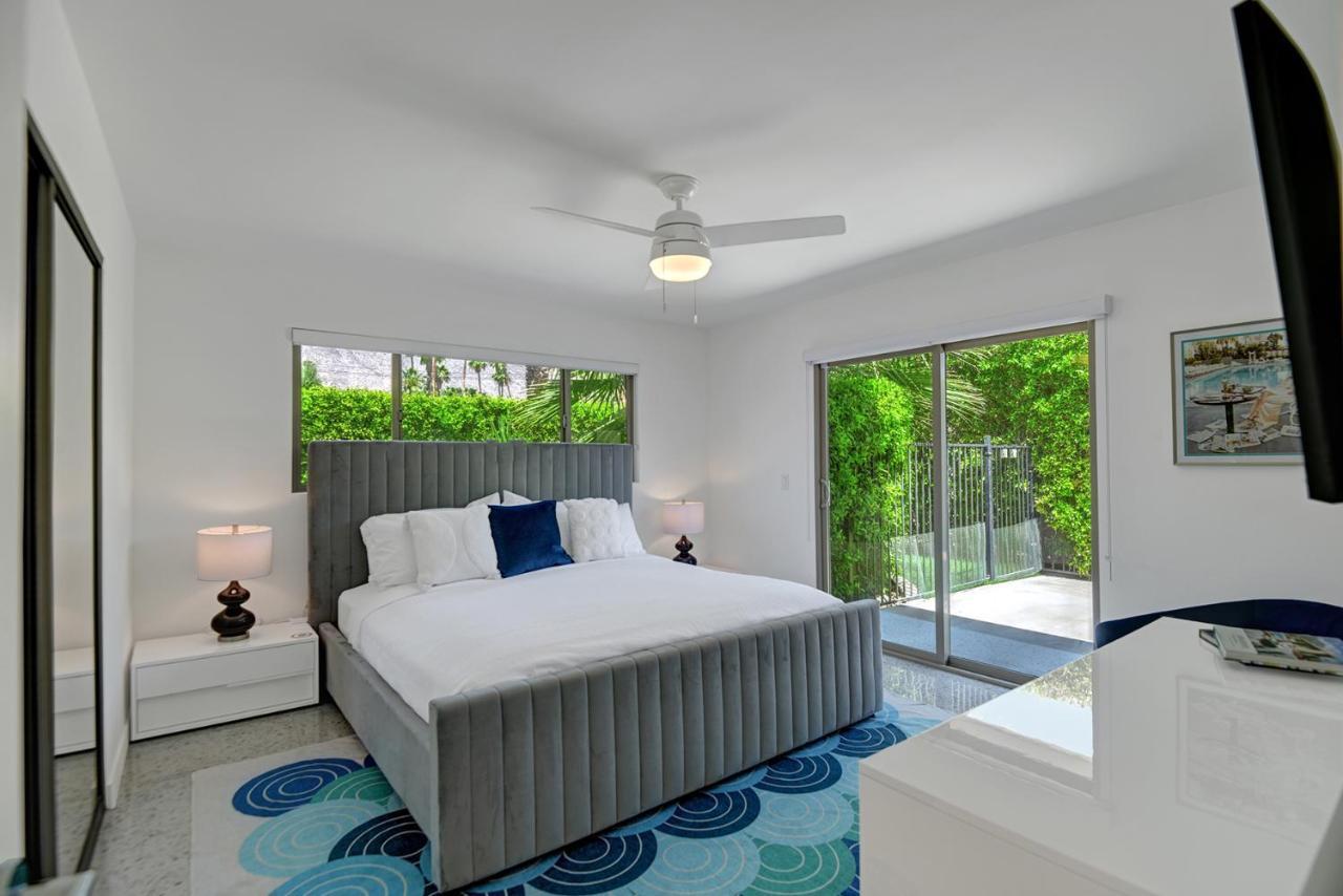 Ultra-chic Luxe Mid-century Estate- Like Pool, Spa, Firepit, Outdoor Kitchen 3bed/3bath