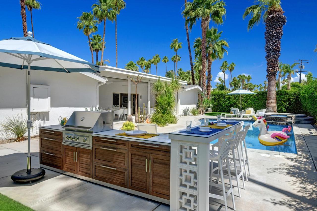 Ultra-chic Luxe Mid-century Estate- Like Pool, Spa, Firepit, Outdoor Kitchen 3bed/3bath Holiday home