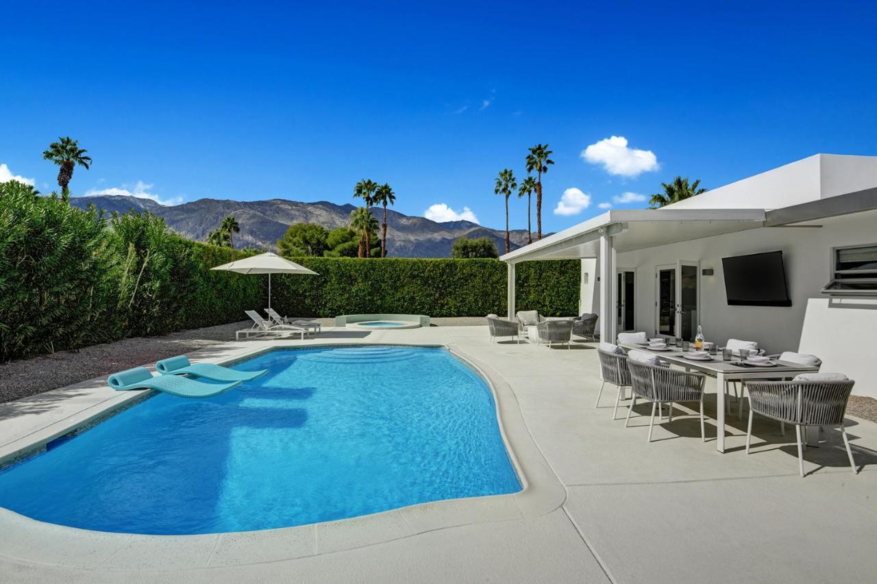 Holiday home Hollywood Palms Estate- Ultra-luxe, Pool, Spa, Firepit, Outdoor Kitchen & Palm Springs