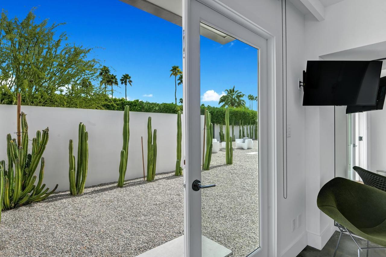Hollywood Palms Estate- Ultra-luxe, Pool, Spa, Firepit, Outdoor Kitchen & Holiday home *