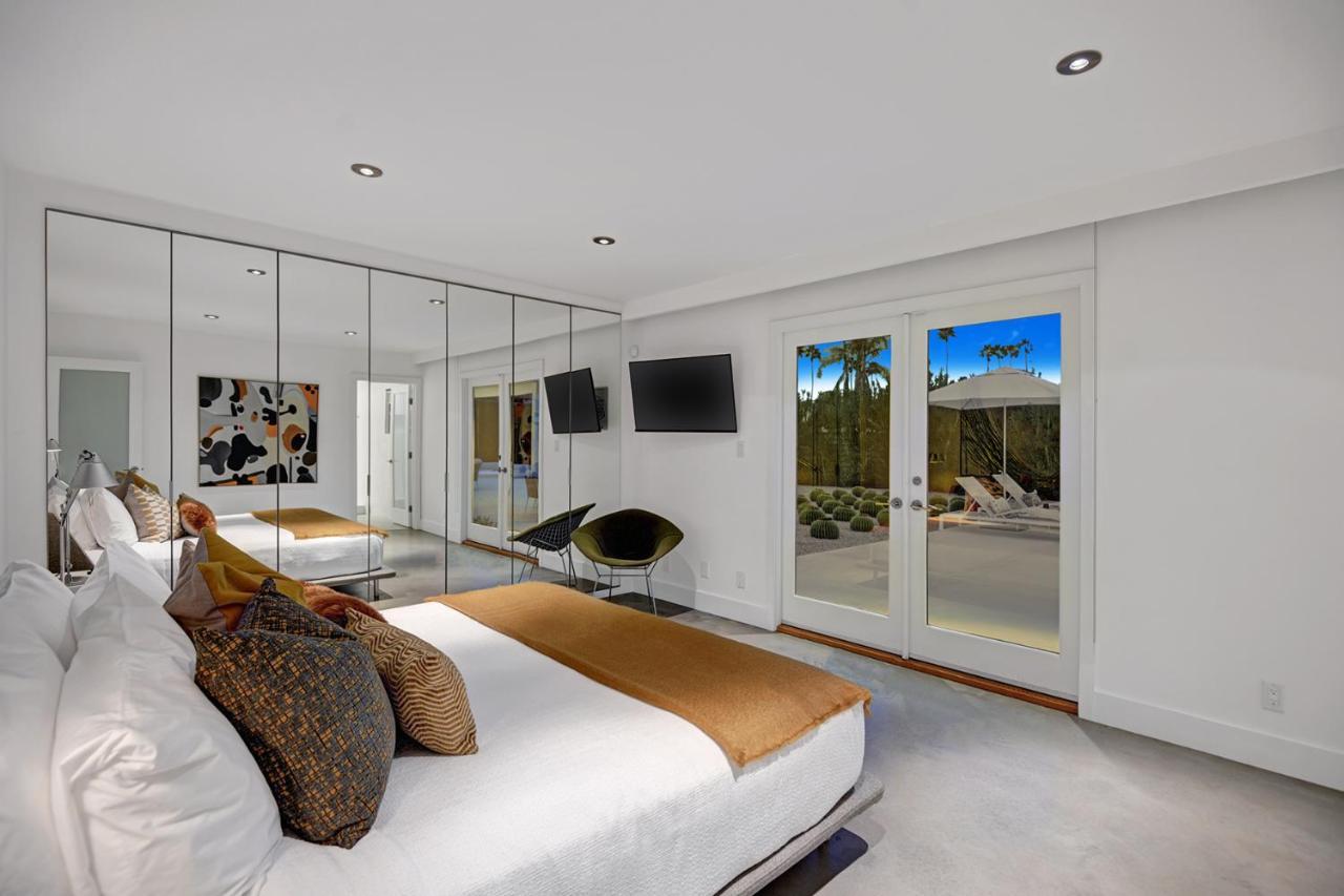Hollywood Palms Estate- Ultra-luxe, Pool, Spa, Firepit, Outdoor Kitchen & Palm Springs